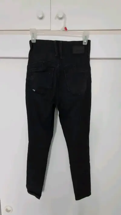 Jeans negros de tiro alto con botones - miniatura 2
