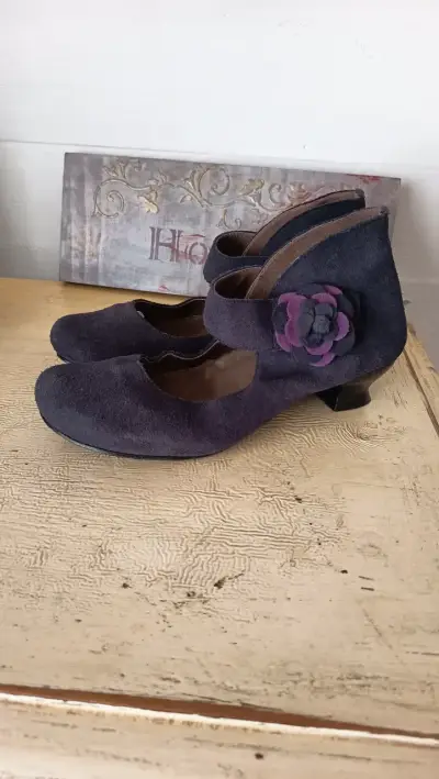 Zapatos de tacón bajo con flor decorativa - miniatura 1