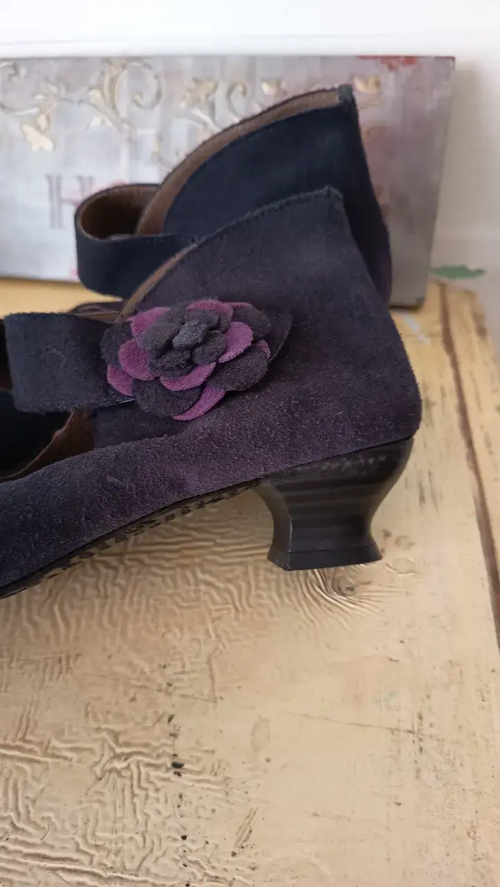 Zapatos de tacón bajo con flor decorativa - 2