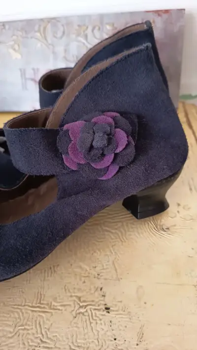 Zapatos de tacón bajo con flor decorativa - miniatura 3