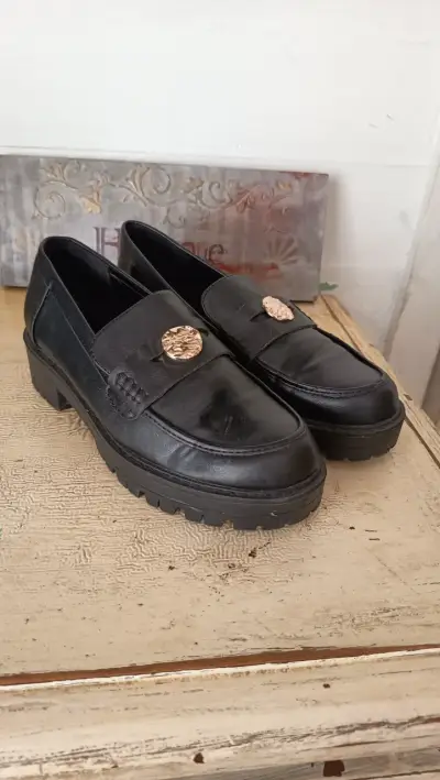 Zapatos de cuero negro con detalle dorado - miniatura 1
