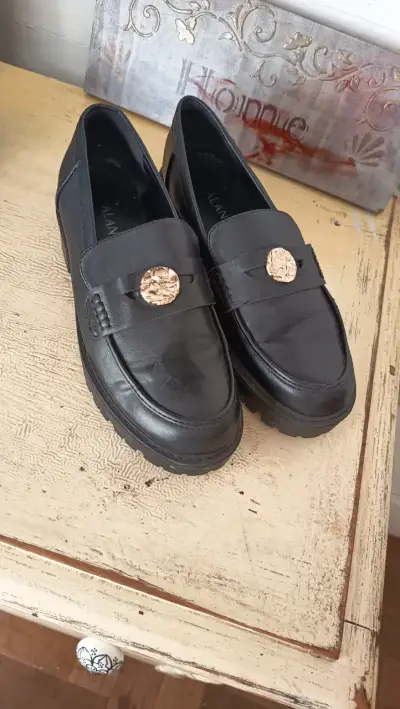 Zapatos de cuero negro con detalle dorado - miniatura 2