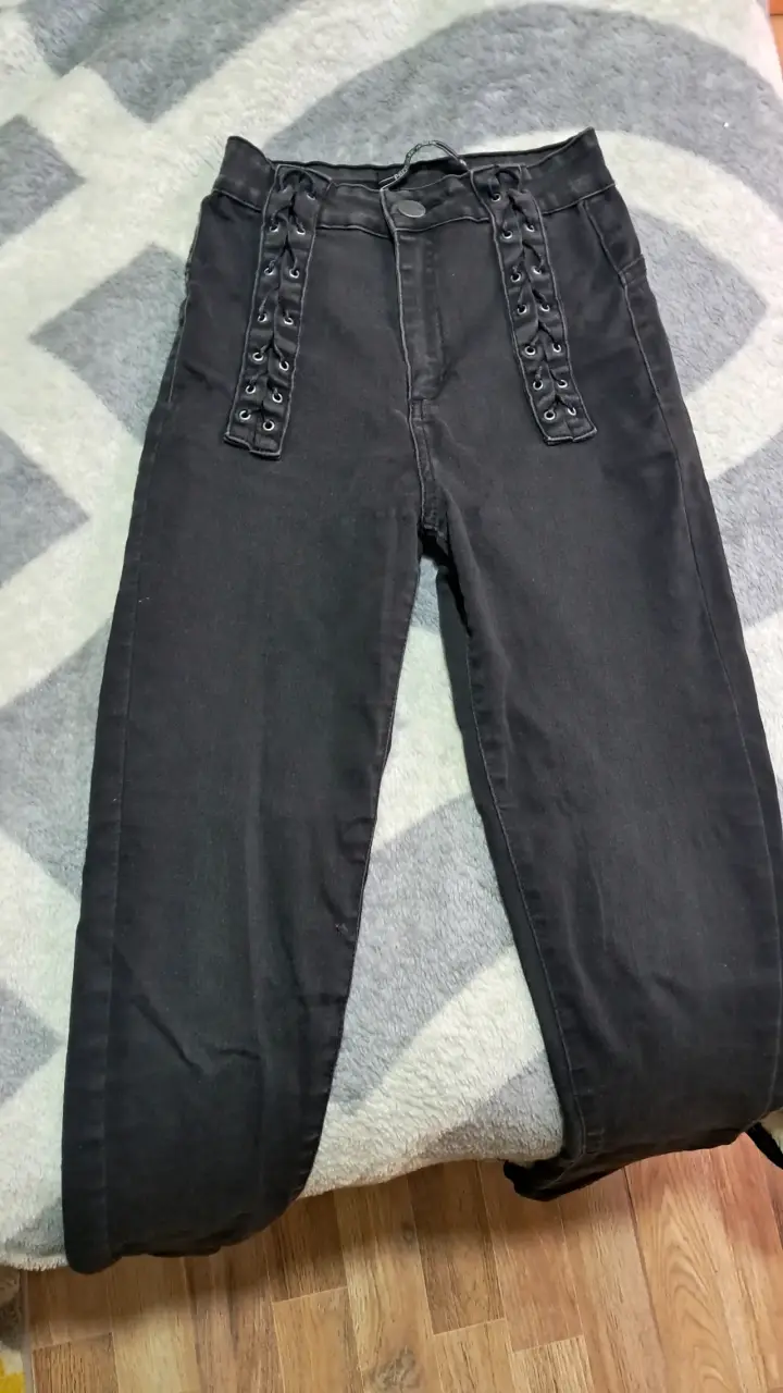 Pantalones negros con cordones decorativos - 1