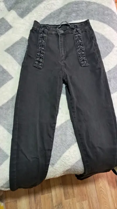Pantalones negros con cordones decorativos - miniatura 1