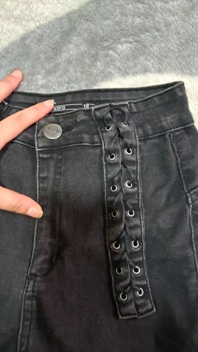 Pantalones negros con cordones decorativos - miniatura 2