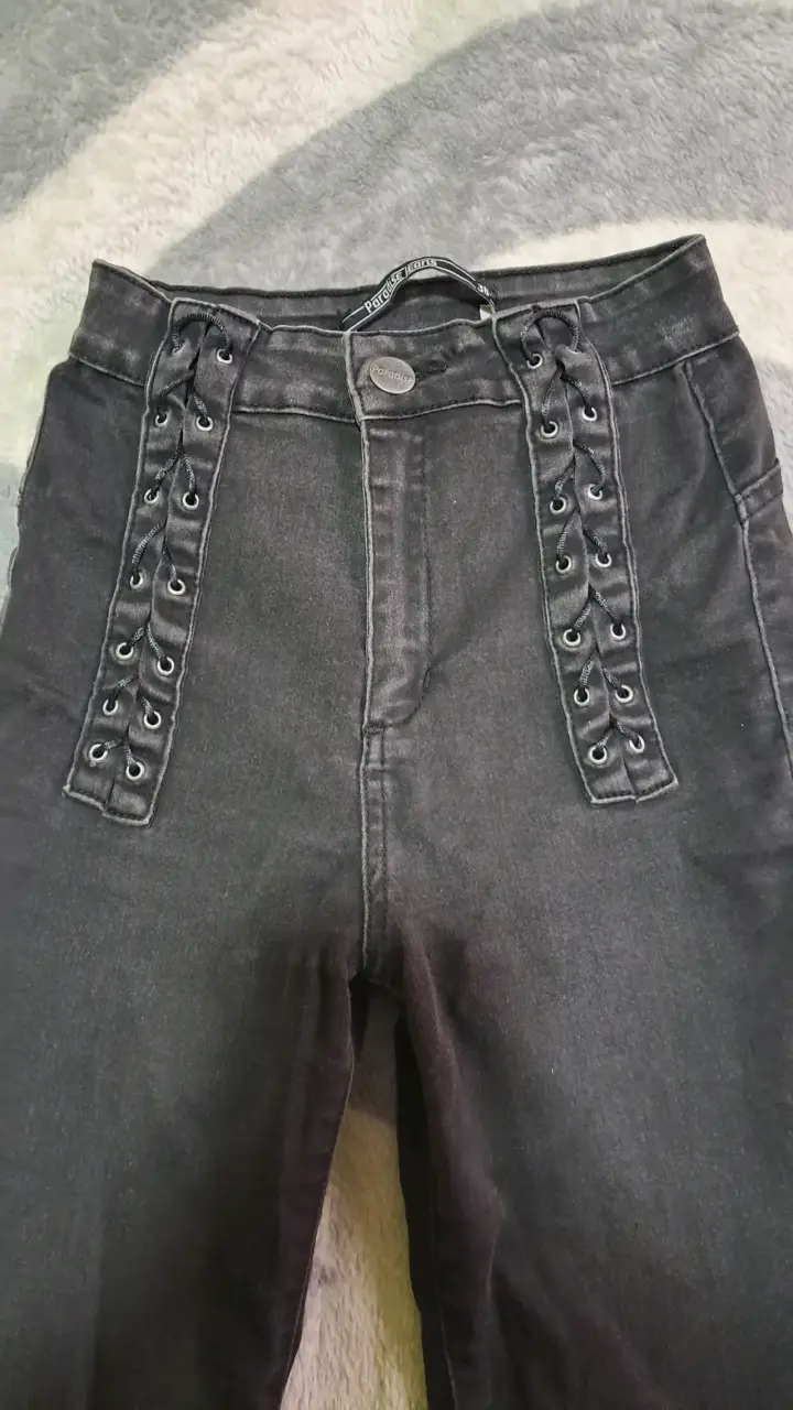 Pantalones negros con cordones decorativos - 3