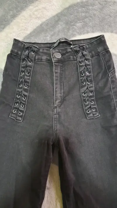 Pantalones negros con cordones decorativos - miniatura 3