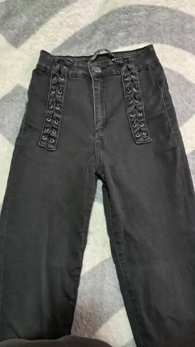Pantalones negros con cordones decorativos - miniatura 4