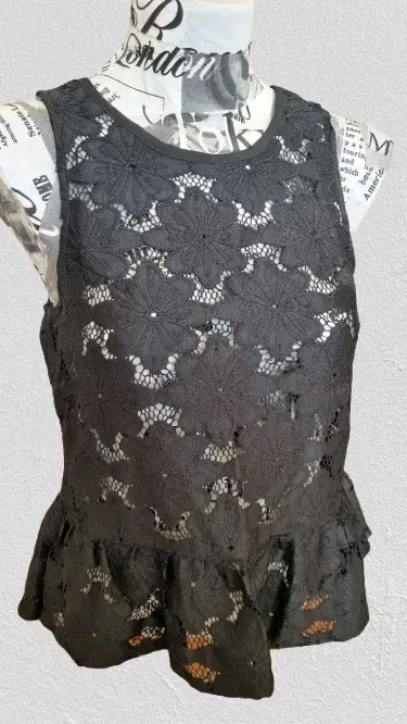 Blusa negra de encaje sin mangas con diseño floral - 2