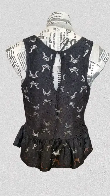 Blusa negra de encaje sin mangas con diseño floral - 3