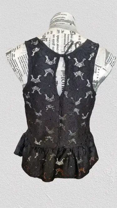 Blusa negra de encaje sin mangas con diseño floral - miniatura 3