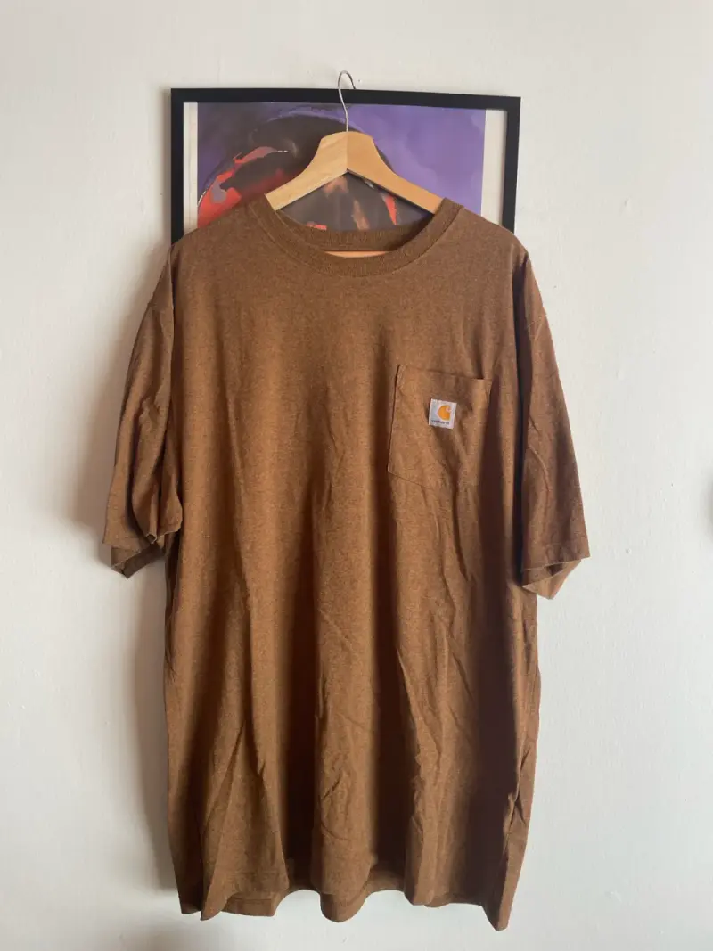 Polera marrón Carhartt con bolsillo
