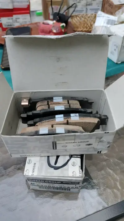 Kit de pastillas de freno Nissan original - miniatura 3
