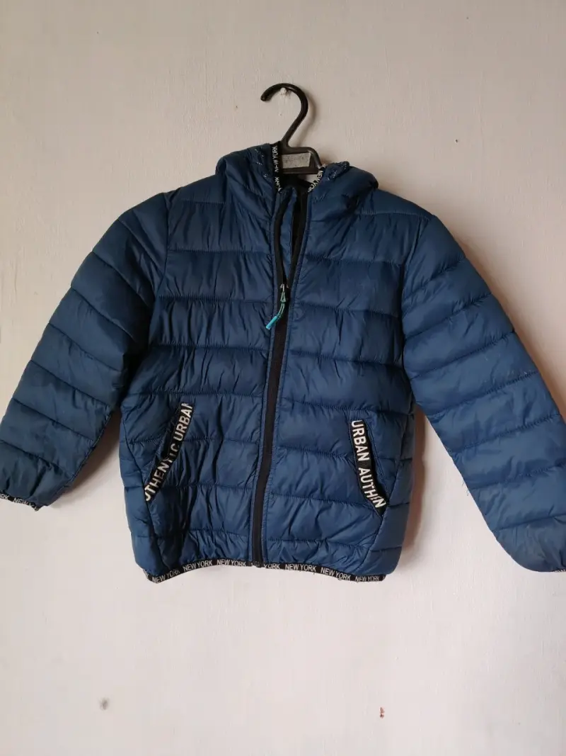 Chaqueta azul con capucha para niños