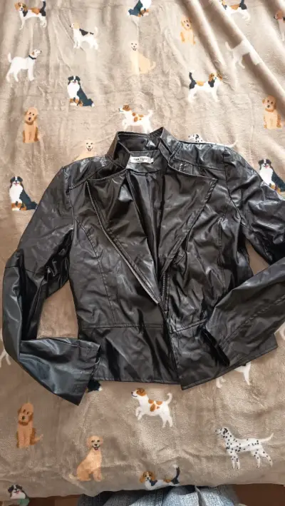 Chaqueta de eco cuero negra para mujer - miniatura 1