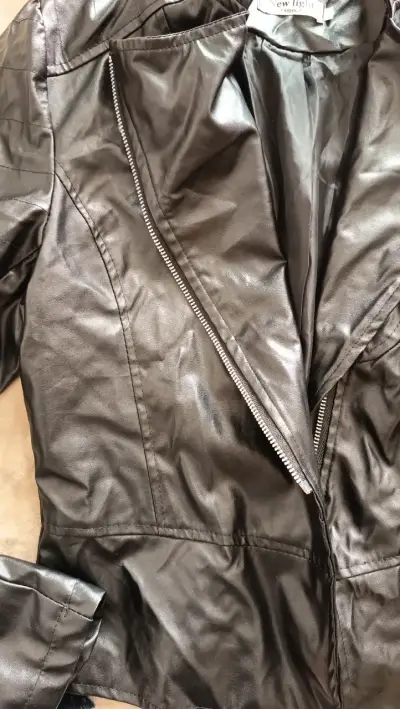 Chaqueta de eco cuero negra para mujer - miniatura 2