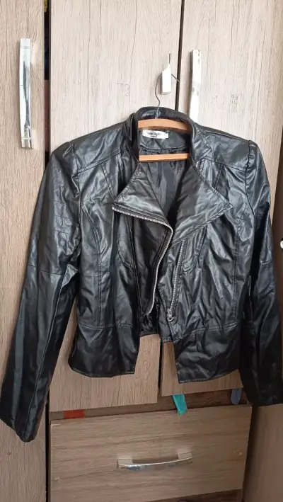 Chaqueta de eco cuero negra para mujer - miniatura 4