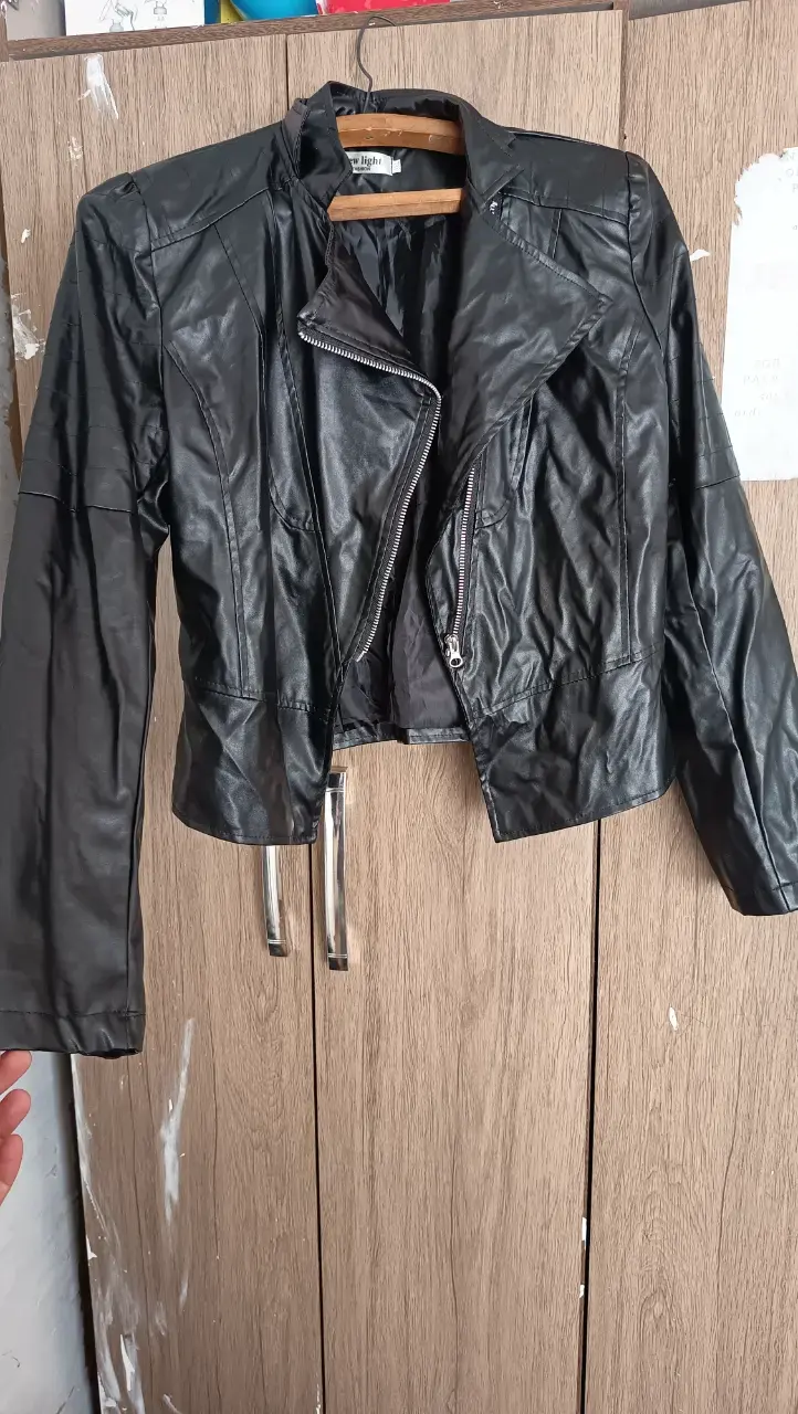 Chaqueta de eco cuero negra para mujer - 5