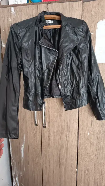 Chaqueta de eco cuero negra para mujer - miniatura 5