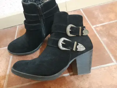 Botines negros con hebillas decorativas - miniatura 1