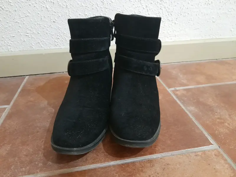 Botines negros con hebillas decorativas - 2