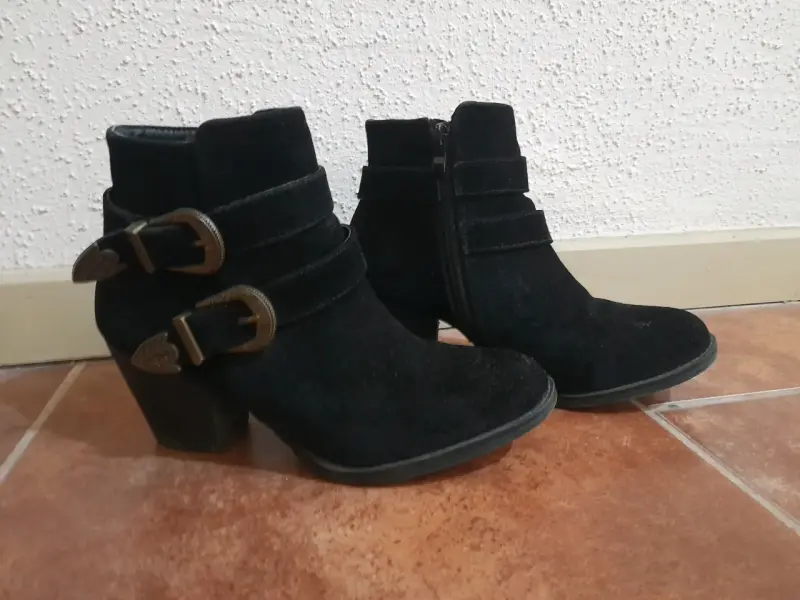 Botines negros con hebillas decorativas - 3