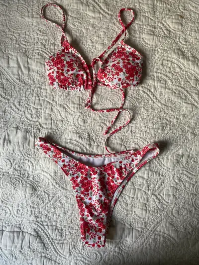 Bikini floral rojo y blanco - miniatura 1