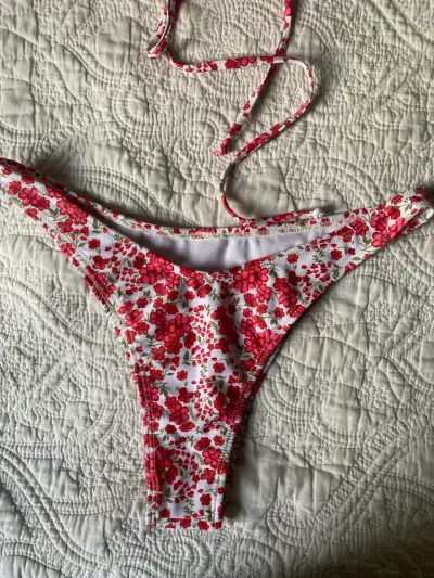 Bikini floral rojo y blanco - miniatura 2