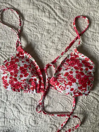 Bikini floral rojo y blanco - miniatura 3
