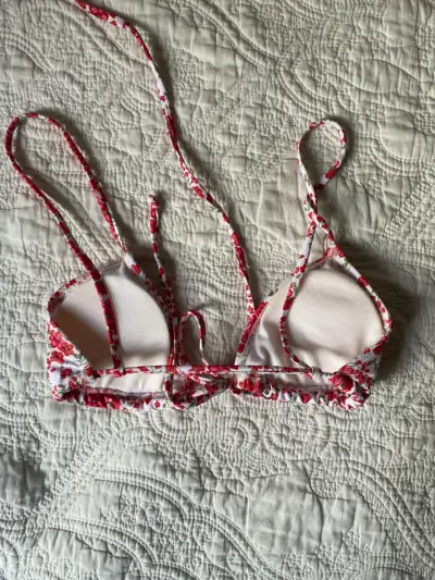 Bikini floral rojo y blanco - miniatura 4