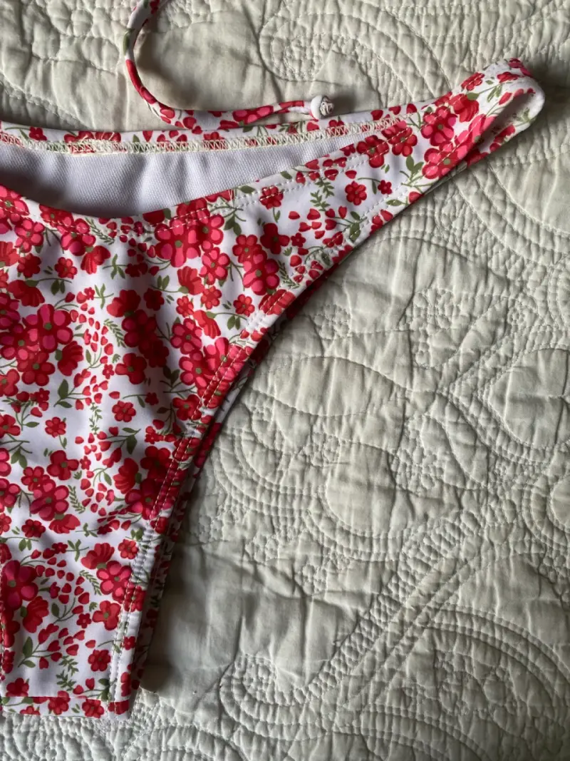 Bikini floral rojo y blanco - 5