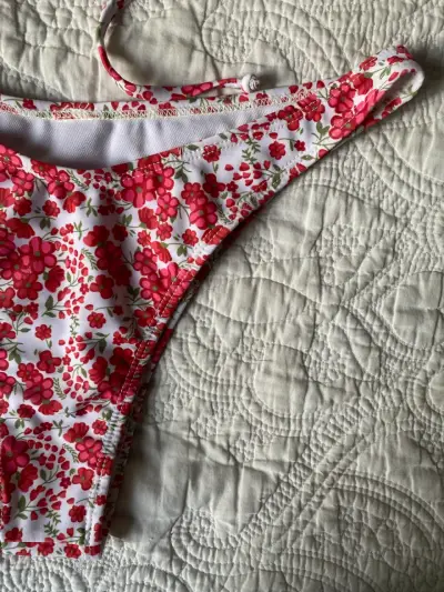 Bikini floral rojo y blanco - miniatura 5