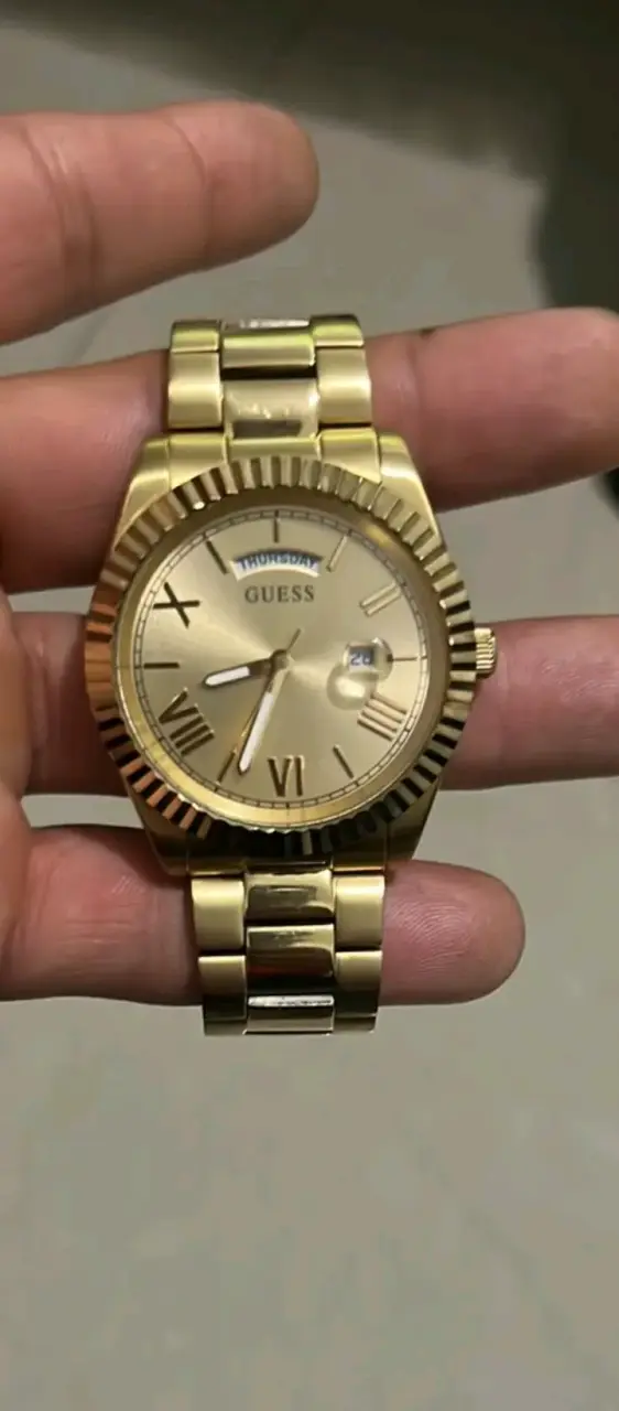 Reloj Guess dorado con calendario