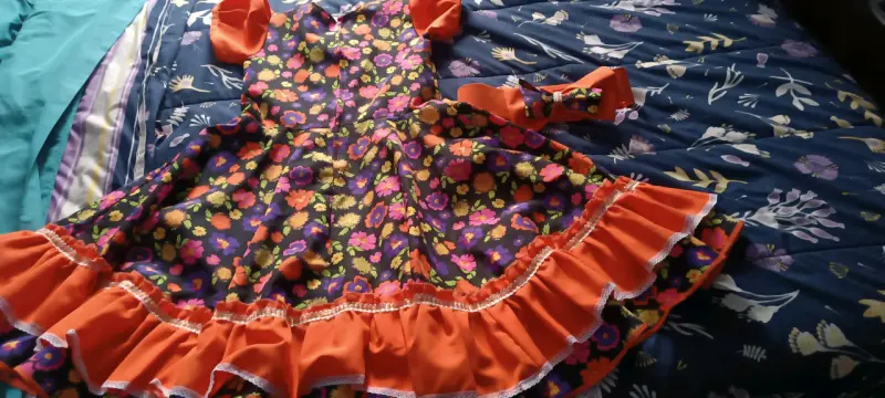 Vestido folclórico infantil con estampado floral - 2