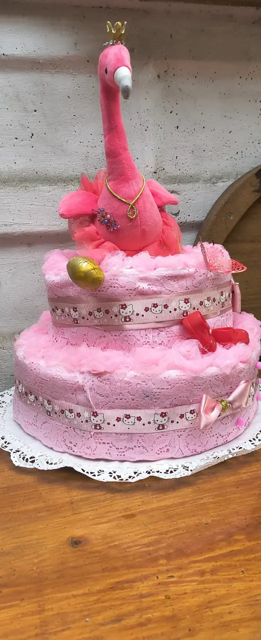 Torta de pañales con flamenco decorativo