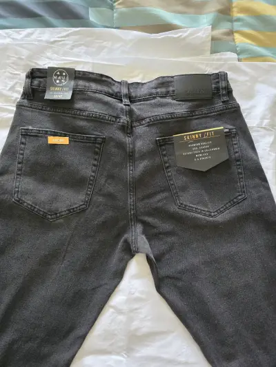 Jeans negros skinny fit para hombre - miniatura 4