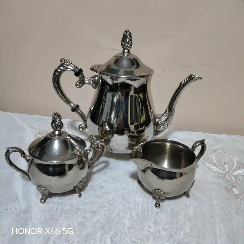 Juego de té de plata vintage con detalles ornamentales - 1