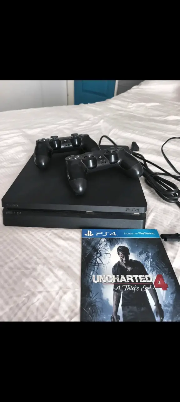 Consola PS4 con dos controles y juego Uncharted 4 - 1