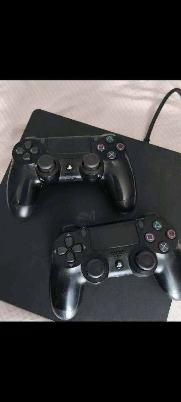 Consola PS4 con dos controles y juego Uncharted 4 - 2