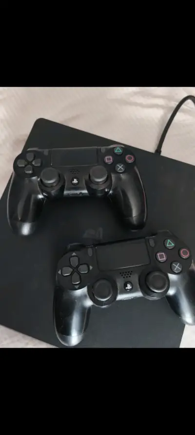 Consola PS4 con dos controles y juego Uncharted 4 - miniatura 2