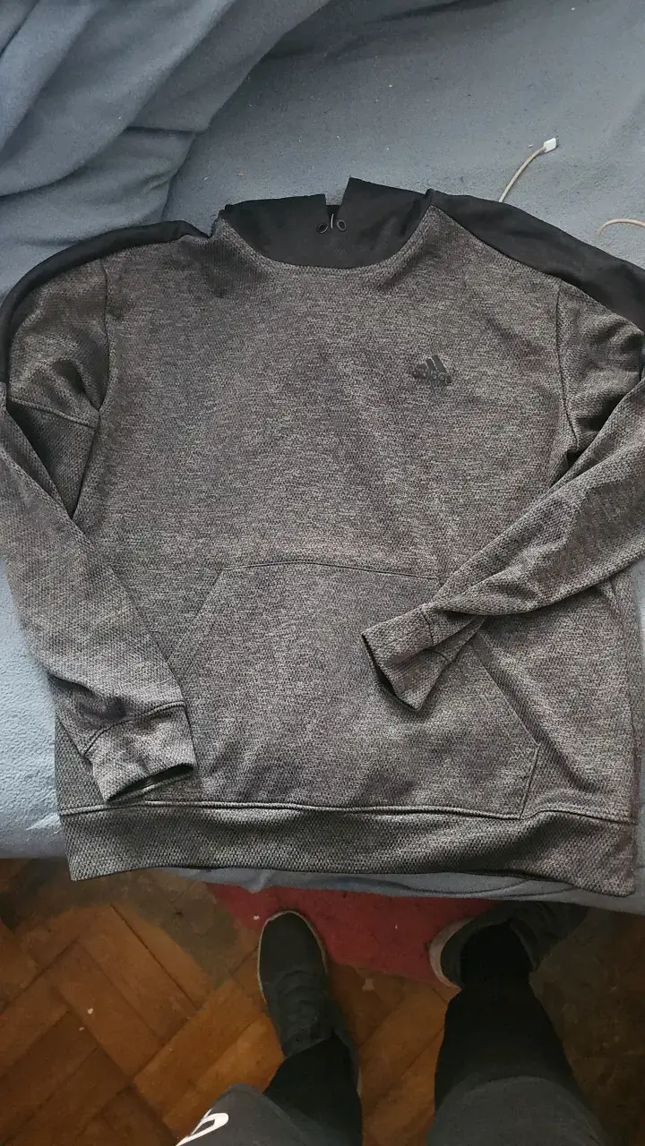 Polerón Adidas gris con capucha