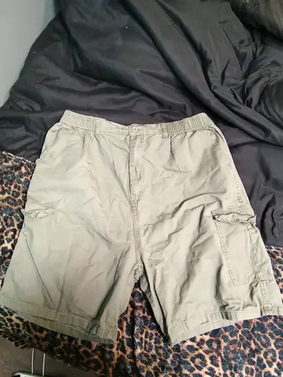 Bermudas cargo color caqui para hombre - miniatura 1