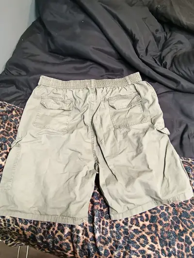 Bermudas cargo color caqui para hombre - miniatura 2