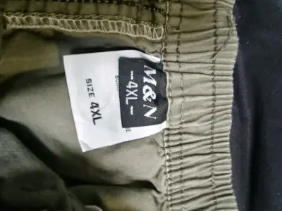 Bermudas cargo color caqui para hombre - miniatura 3