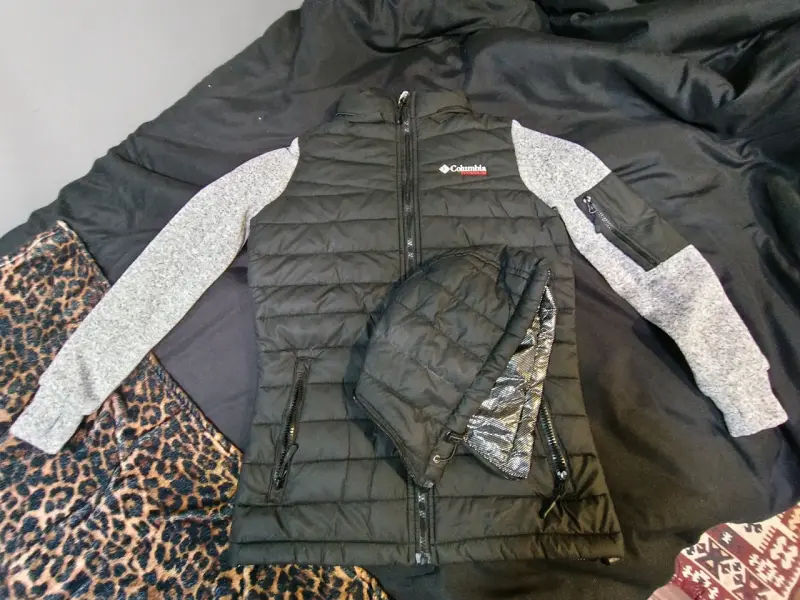 Chaqueta Columbia negra con mangas grises - 1