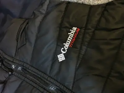 Chaqueta Columbia negra con mangas grises - miniatura 2
