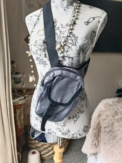 Riñonera gris con correa ajustable - miniatura 1