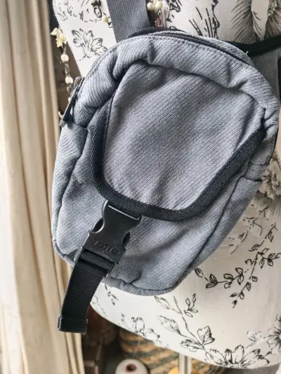 Riñonera gris con correa ajustable - miniatura 2