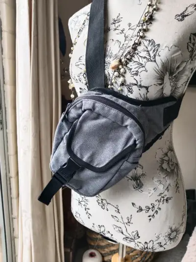 Riñonera gris con correa ajustable - miniatura 4