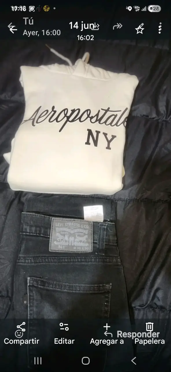 Polerón Aeropostale blanco y jeans Levi's